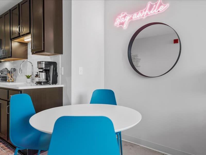 Cozysuites Modern 2br, Downtown Apartamento